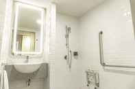 In-room Bathroom YELLO Hotel Jambi