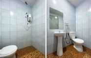 In-room Bathroom 6 OYO 90284 Kampung Stay Kilimu