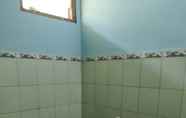 Toilet Kamar 5 Sri Dewi Homestay