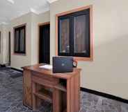 Lobby 7 OYO 90477 Kedung Anyar Residence