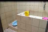 Toilet Kamar Aren Homestay