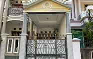 Exterior 4 OYO 90484 House Of Laga Syariah