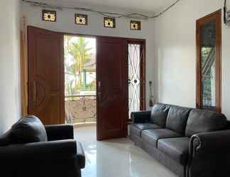 Lobby 2 OYO 90484 House Of Laga Syariah