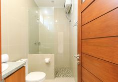 In-room Bathroom 5 Manu Guest House 2
