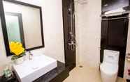 Toilet Kamar 7 Blue Ocean Hotel & Apartment