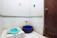 Bilik Mandi dalam Bilik Premium Senen Guesthouse - Female Only