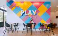 Bar, Kafe, dan Lounge 6 Play Poshtel & Cafe