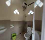 In-room Bathroom 3 Villa Kayu Ciwidey 2