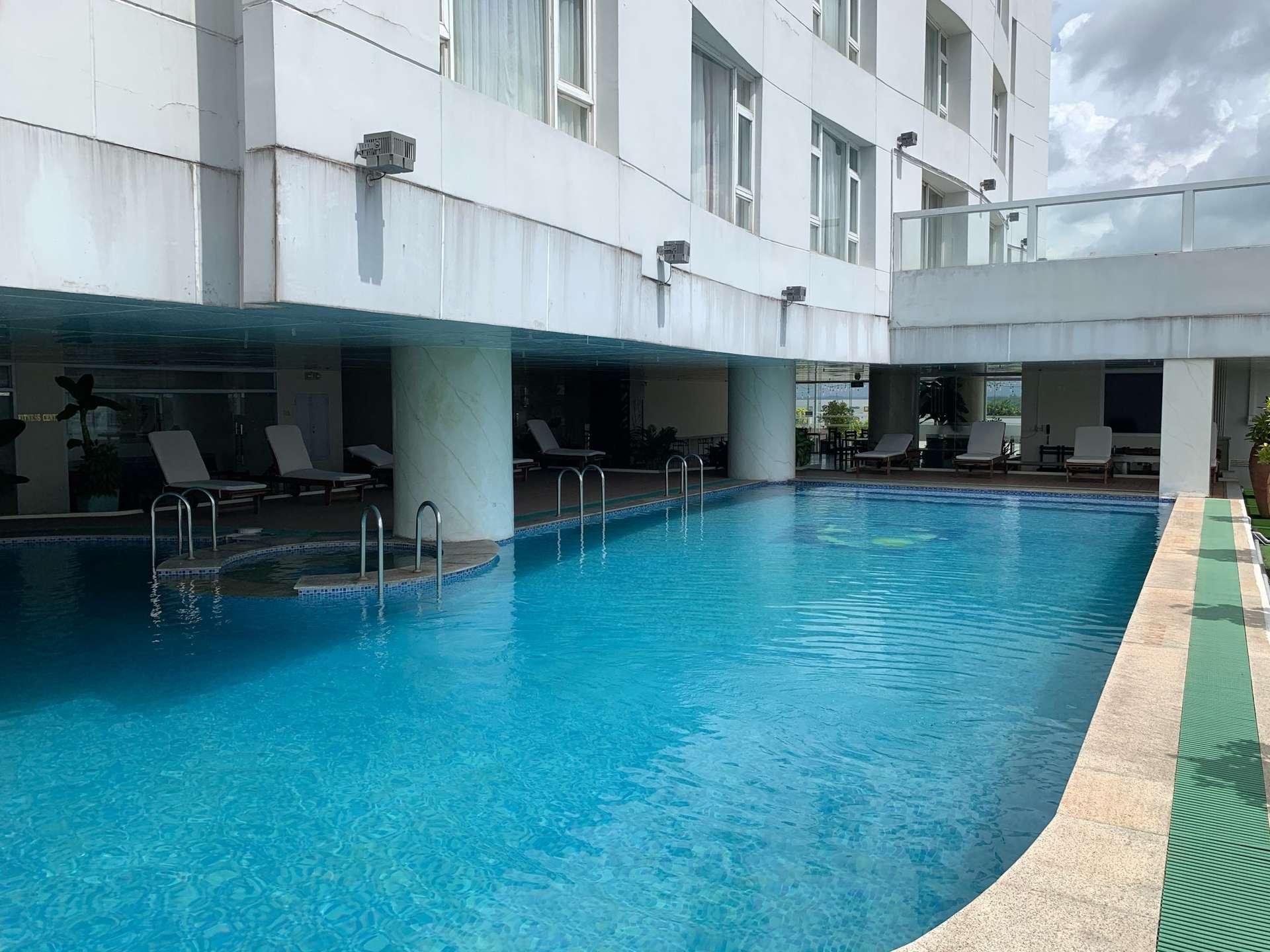 Không gian nghỉ dưỡng với hồ bơi ngoài trời hiện đại- khách sạn Vĩnh Long