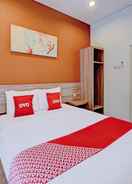 BEDROOM OYO 90497 Navaya Guest House