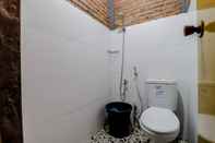 In-room Bathroom d'Hasinda Homestay