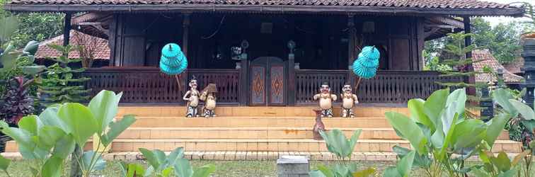 Lobby Kampoeng Wisata Rumah Joglo Syariah