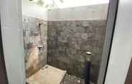 Phòng tắm bên trong 5 Villa Kencana 40 Resort Dago Pakar