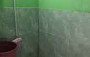 In-room Bathroom 7 Pak Pur Homestay