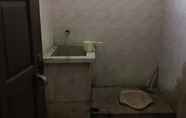 In-room Bathroom 6 Pak Pur Homestay