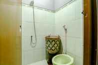 In-room Bathroom Puspa Sari Villa and Homestay