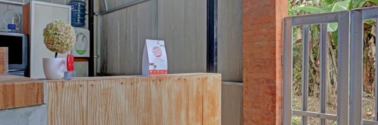 Lobi OYO 90512 Tiny House