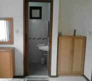 In-room Bathroom 6 Villa Sejuk