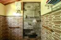 In-room Bathroom Segajih Central Stay and Education