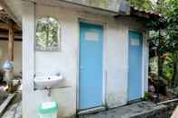 Toilet Kamar Homestay Mbah Parni