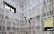 ห้องน้ำภายในห้อง 6 Villa Kota Bunga Jepang Puncak by Nimmala