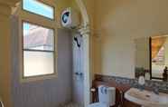 Toilet Kamar 7 Villa Kota Bunga Victorian CC2-26 Puncak by Nimmala