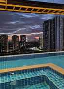 SWIMMING_POOL Capital O 804 The Residences at Bonifacio Civic Center