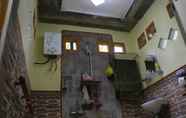 Toilet Kamar 3 Homestay ENDRO