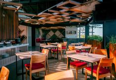 Bar, Cafe and Lounge 6 Royal Regantris Trawangan