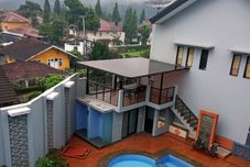 Kolam Renang Villa Neda