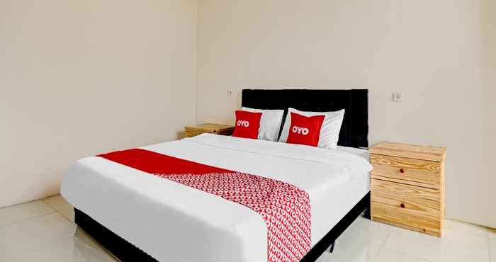 Kamar Tidur OYO 90544 Grand Redisa