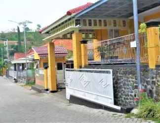 Bên ngoài 2 Homestay Puspita Pacet