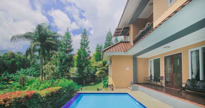 Swimming Pool Villa Dlima Sejati 2