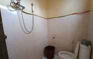 Toilet Kamar 2 Penginapan Shohwah