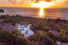 Hồ bơi LA JOYA BALANGAN RESORT