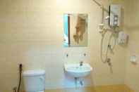 In-room Bathroom OYO HOME 90301 Suria Service Apartments @ Bukit Merak Laketown Resort