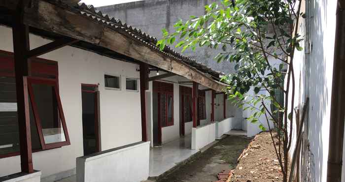 Bên ngoài Tambak Bayan Guesthouse