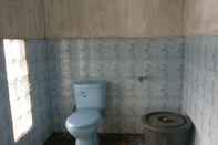 Toilet Kamar Mojo Resort and Camp Homes