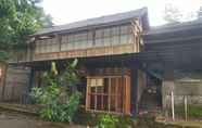 Bên ngoài 2 Homestay Kurnia