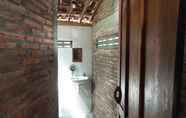 Phòng tắm bên trong 5 Omah Regeng