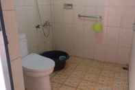 Phòng tắm bên trong Klakat Bambu Homestay