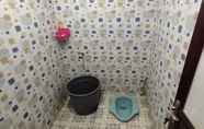 In-room Bathroom 6 Bukit Tompak Cottage