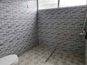 In-room Bathroom 4 Mega Utama Villa Ciburial
