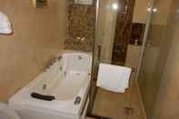 In-room Bathroom Hoa Huong Duong Hotel