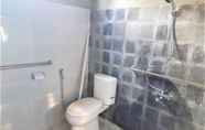 Toilet Kamar 6 Ndalem Pakdhe Homestay