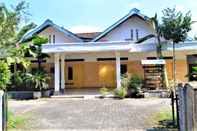 Exterior Ndalem Pakdhe Homestay