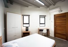 Bedroom 5 Urban Space
