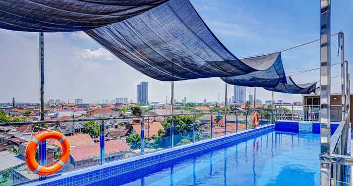 Kolam Renang Rumah Familiku