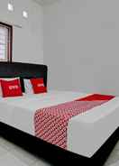 BEDROOM OYO 90571 Dewi Guest House Syariah