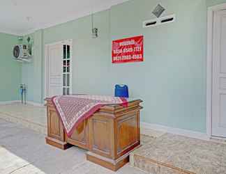 Lobby 2 OYO 90571 Dewi Guest House Syariah